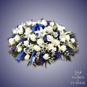 manto para difunto con flores azules, rosas y flores blancas