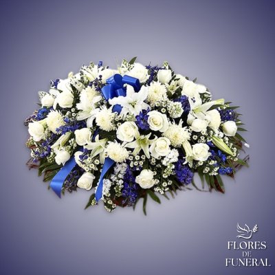 manto para difunto con flores azules, rosas y flores blancas