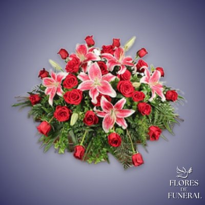 manto para funeral con rosas rojas y lirios rosados